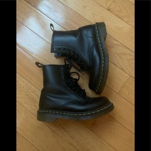 DR. MARTENS MATTE BLACK BOOTS SIZE 5 US